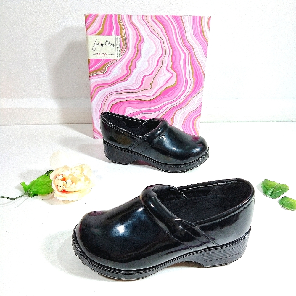 Topcrews - black patent slip-resistant clogs